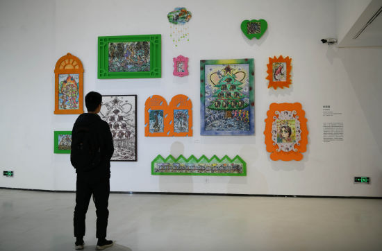 图为观众参观展览。周毅 摄 图为观众参观展览。周毅 摄