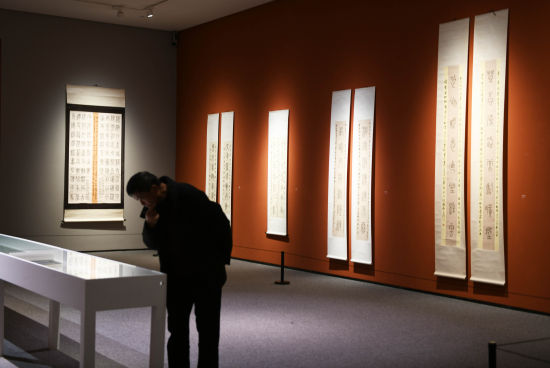 图为市民参观展览。周毅 摄 图为市民参观展览。周毅 摄