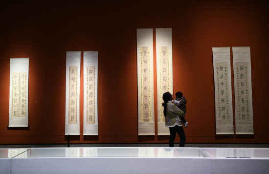 图为市民参观展览。周毅 摄 图为市民参观展览。周毅 摄