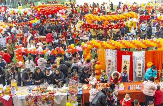 图为活动现场热闹非凡。刘纪湄摄 图为活动现场热闹非凡。刘纪湄摄