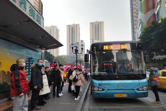 重庆南部公交增加运力保障乘客出行。受访者供图 重庆南部公交增加运力保障乘客出行。受访者供图