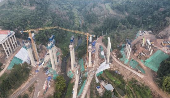 图为万州万博焦电铬配套道路工程施工现场。中交一公局 供图 图为万州万博焦电铬配套道路工程施工现场。中交一公局 供图