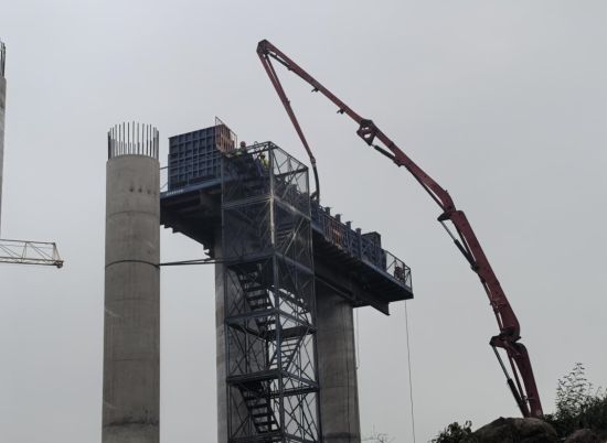 图为万州万博焦电铬配套道路工程施工现场。中交一公局 供图 图为万州万博焦电铬配套道路工程施工现场。中交一公局 供图