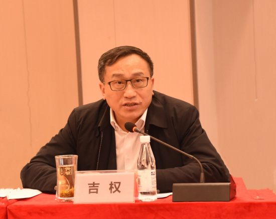 图为吉权在座谈会上发言。药智网 供图 图为吉权在座谈会上发言。药智网 供图
