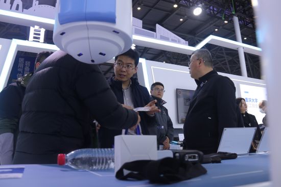 图为智慧医疗装备展示吸引不少嘉宾参观。重庆金山科技供图 图为智慧医疗装备展示吸引不少嘉宾参观。重庆金山科技供图