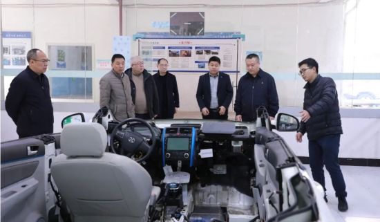 图为项目组一行实地考察重庆市巫山职教中心实训基地。 重庆市巫山职教中心供图 图为项目组一行实地考察重庆市巫山职教中心实训基地。 重庆市巫山职教中心供图