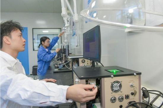 图为鑫景特玻实验室。 张锦辉 摄 图为鑫景特玻实验室。 张锦辉 摄