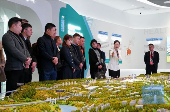 图为参观现场。 陆晨晨 摄 图为参观现场。 陆晨晨 摄