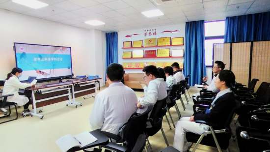 图为重庆市精神卫生中心老年三科多学科会诊。重庆市精神卫生中心 供图 图为重庆市精神卫生中心老年三科多学科会诊。重庆市精神卫生中心 供图