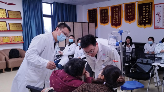 图为重庆市精神卫生中心医生正在面诊患者。重庆市精神卫生中心 供图 图为重庆市精神卫生中心医生正在面诊患者。重庆市精神卫生中心 供图