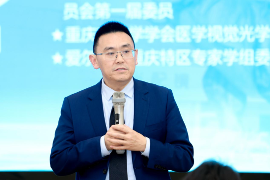 图为何勇川总结发言。爱尔眼科 供图 图为何勇川总结发言。爱尔眼科 供图