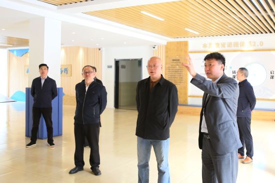 图为周智良一行视察校园。丰都县融智学校 供图 图为周智良一行视察校园。丰都县融智学校 供图