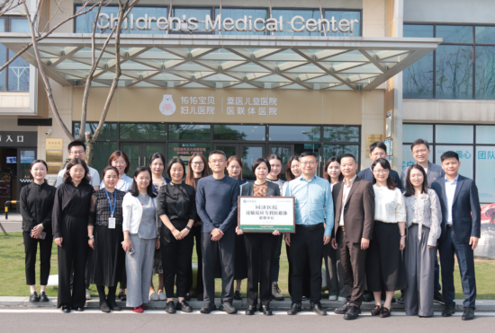 图为合影留念。重庆佑佑宝贝妇儿医院供图 图为合影留念。重庆佑佑宝贝妇儿医院供图
