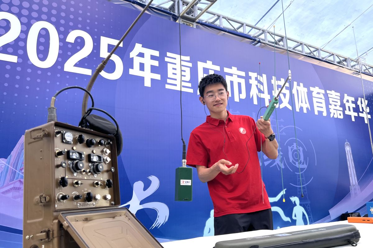 图为市民体验无线电测向。肖江川 摄 图为市民体验无线电测向。肖江川 摄