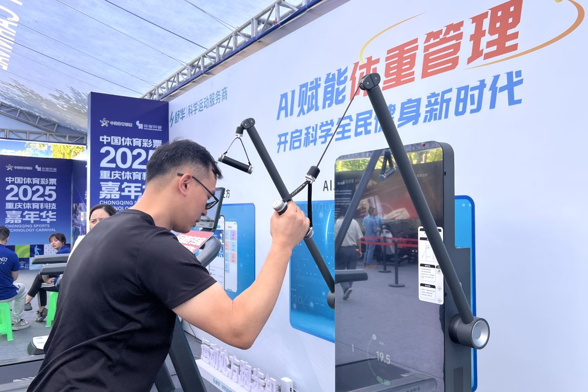 图为市民体验智能健身设备。肖江川 摄 图为市民体验智能健身设备。肖江川 摄