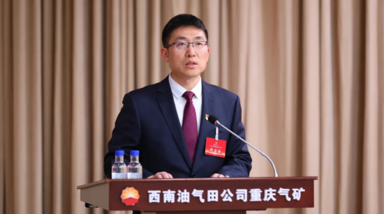 图为孙开俊在2025年工作会暨五届五次职代会、五届四次工代会现场。郑元涛 摄 图为孙开俊在2025年工作会暨五届五次职代会、五届四次工代会现场。郑元涛 摄