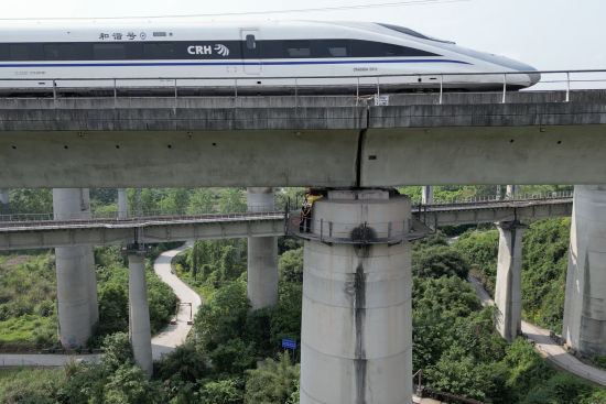 图为检修现场。中国铁路成都局集团有限公司 供图 图为检修现场。中国铁路成都局集团有限公司 供图