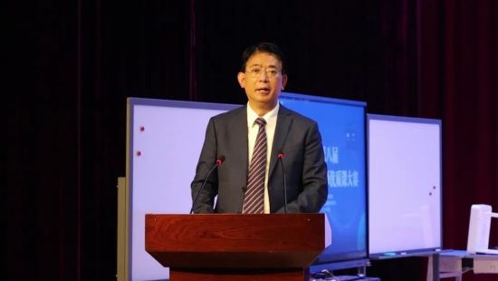 图为江北中学党委书记但汉国致欢迎辞。重庆电视台《教育新视界》栏目供图 图为江北中学党委书记但汉国致欢迎辞。重庆电视台《教育新视界》栏目供图