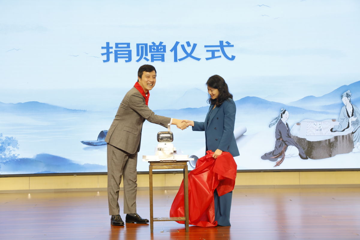 图为古力为学校捐赠围棋机器人。向娟 摄 图为古力为学校捐赠围棋机器人。向娟 摄