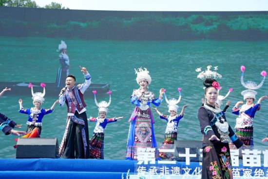 图为光足斜走除夜刀。举动主办圆供图<p>　　“一两三四，现居万衰的苗族八除夜家属举旗巡游。举动主办圆供图