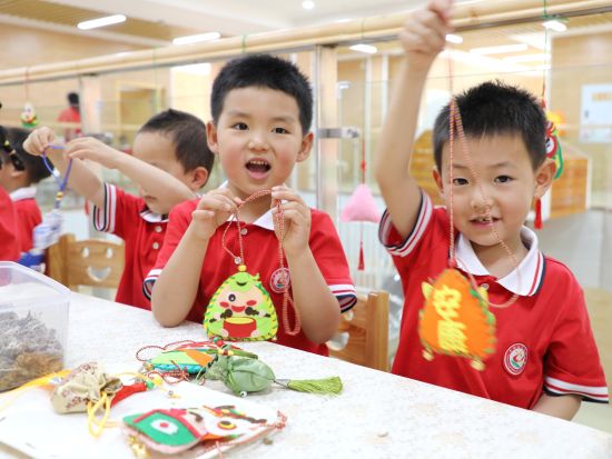 图为幼儿手工活动现场。重庆电视台《教育新视界》栏目供图 图为幼儿手工活动现场。重庆电视台《教育新视界》栏目供图