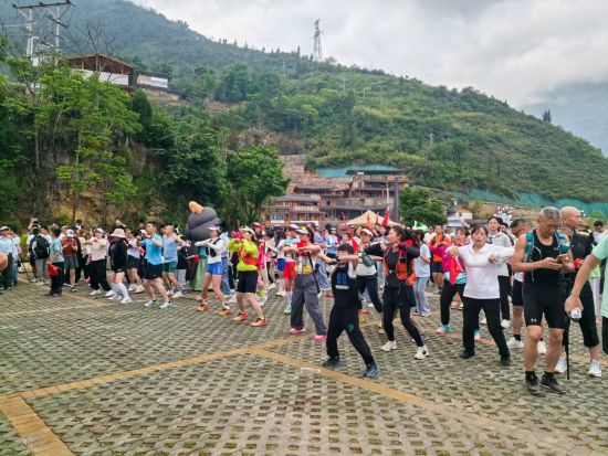 图为1500余名选手热身,进行赛事前准备。巫山县委宣传部供图 图为1500余名选手热身,进行赛事前准备。巫山县委宣传部供图