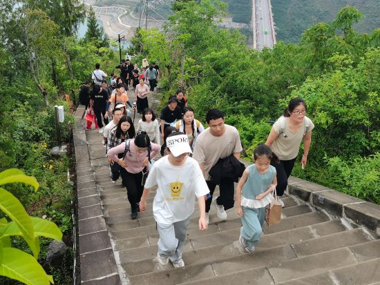 图为挑战者一路向上攀登。巫山县委宣传部供图 图为挑战者一路向上攀登。巫山县委宣传部供图
