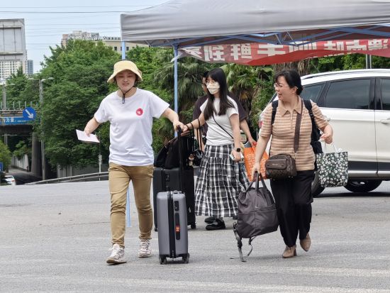 图为“五一”期间,荣昌区“同心志愿服务队”活跃的身影。荣昌区委统战部 供图 图为“五一”期间,荣昌区“同心志愿服务队”活跃的身影。荣昌区委统战部 供图