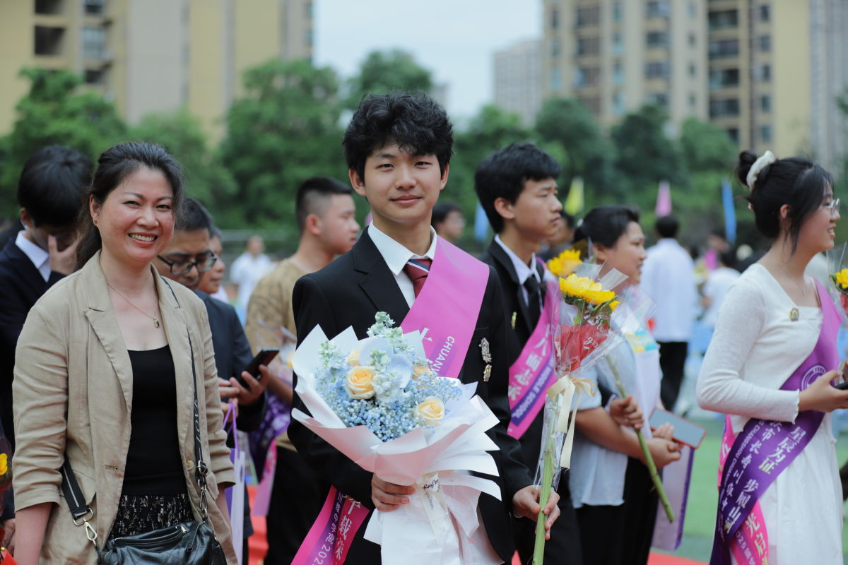 图为高三学子带着自信与微笑开启新的人生阶段。肖江川 摄 图为高三学子带着自信与微笑开启新的人生阶段。肖江川 摄
