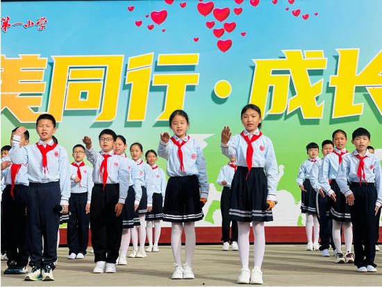 图为活动现场。重庆电视台《教育新视界》栏目供图 图为活动现场。重庆电视台《教育新视界》栏目供图