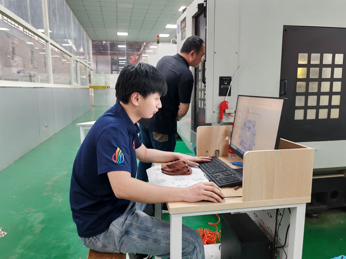 图为酉阳职教中心学生熊帅参加中华人民共和国第三届职业技能大赛重庆市选拔赛。酉阳职教中心供图 图为酉阳职教中心学生熊帅参加中华人民共和国第三届职业技能大赛重庆市选拔赛。酉阳职教中心供图