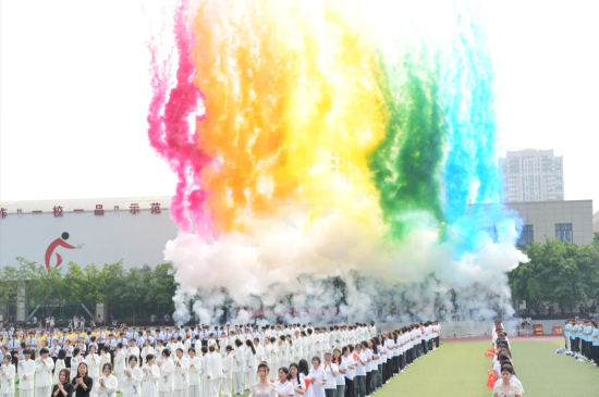 为胡尚全与学生同台竞跑5000米比赛。图为重庆水电职院提供 为胡尚全与学生同台竞跑5000米比赛。图为重庆水电职院提供