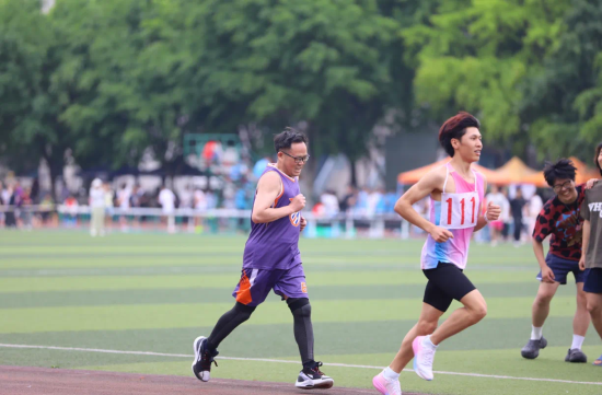 图为胡尚全与学生同台竞跑5000米比赛。图为重庆水电职院提供 图为胡尚全与学生同台竞跑5000米比赛。图为重庆水电职院提供
