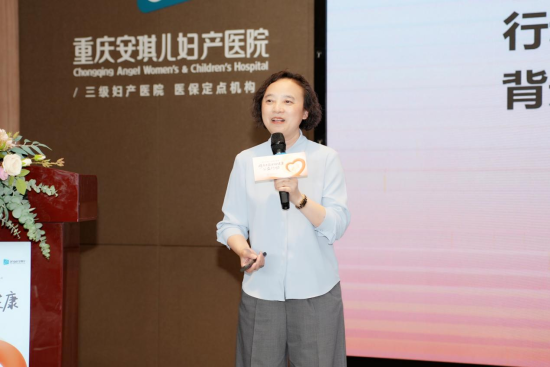 图为重庆安琪儿妇产医院院长但阳介绍本次公益行动。活动举办方供图 图为重庆安琪儿妇产医院院长但阳介绍本次公益行动。活动举办方供图