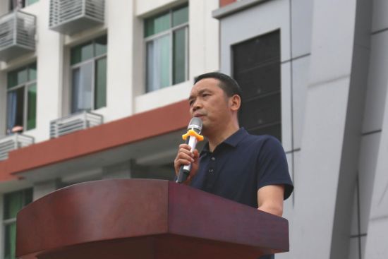 图为忠县㽏井中学校党总支书记李自力作动员讲话。忠县㽏井中学校 供图 图为忠县㽏井中学校党总支书记李自力作动员讲话。忠县㽏井中学校 供图