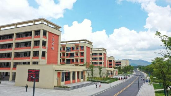 图为酉阳高级中学。中共酉阳土家族苗族自治县委宣传部 供图 图为酉阳高级中学。中共酉阳土家族苗族自治县委宣传部 供图