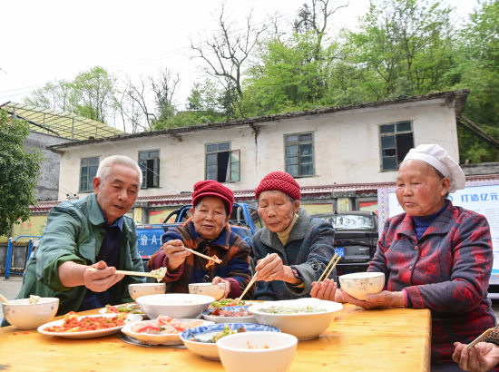 2024年4月13日,在重庆市酉阳土家族苗族自治县黑水镇马鹿村的老年食堂,村里的老人们正在用餐。 2024年4月13日,在重庆市酉阳土家族苗族自治县黑水镇马鹿村的老年食堂,村里的老人们正在用餐。