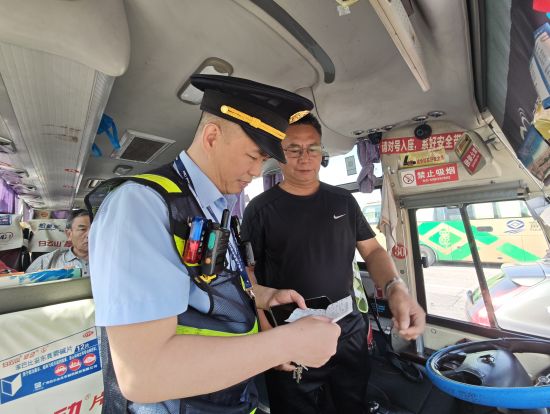 图为执法人员对车辆进行检查。重庆交通执法部门供图 图为执法人员对车辆进行检查。重庆交通执法部门供图