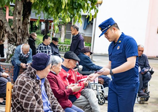 图为消防宣传员发放宣传资料。 南川区消防救援局供图 图为消防宣传员发放宣传资料。 南川区消防救援局供图