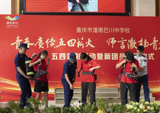 图为学生模拟消防员负重训练。 黄炜然 摄 图为学生模拟消防员负重训练。 黄炜然 摄