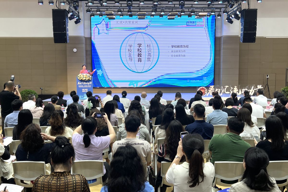 图为渝中区中华路小学校长曾菁作分享。肖江川 摄 图为渝中区中华路小学校长曾菁作分享。肖江川 摄