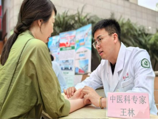 图为中医科教授王林为候诊者把脉。 新桥医院供图 图为中医科教授王林为候诊者把脉。 新桥医院供图