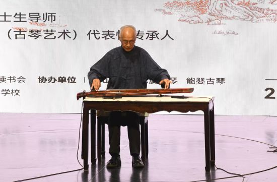图为吴钊演奏古琴。周毅 摄 图为吴钊演奏古琴。周毅 摄