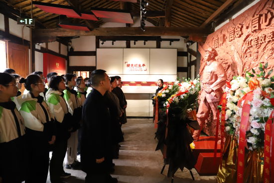 图为长寿中学学生认真了解杨克明生平事迹。长寿区教委供图 图为长寿中学学生认真了解杨克明生平事迹。长寿区教委供图
