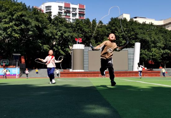 图为长寿区实验二小开展大课间跳绳活动。长寿区教委 供图 图为长寿区实验二小开展大课间跳绳活动。长寿区教委 供图