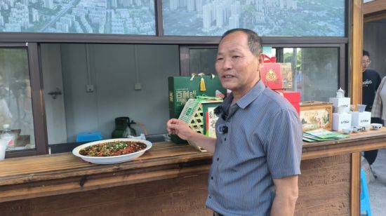 图为三溪口豆腐鱼餐饮协会会长龙旭林正在介绍豆腐鱼。陈媛 摄 图为三溪口豆腐鱼餐饮协会会长龙旭林正在介绍豆腐鱼。陈媛 摄
