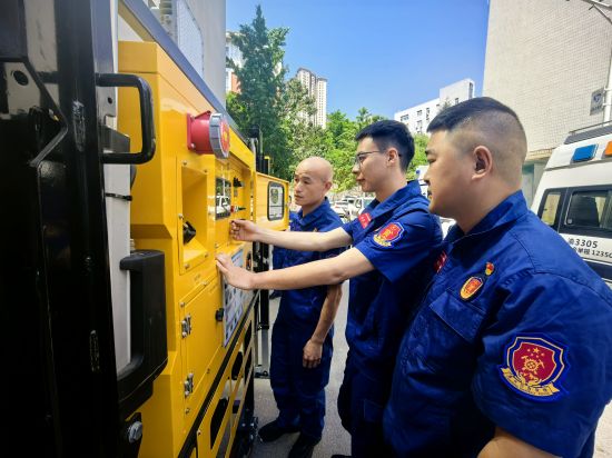 图为操练移动照明系统。巫山县委宣传部 供图 图为操练移动照明系统。巫山县委宣传部 供图