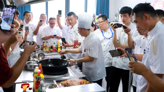 图为学员们正在认真学习万州烤鱼制作。万州区委宣传部 供图 图为学员们正在认真学习万州烤鱼制作。万州区委宣传部 供图