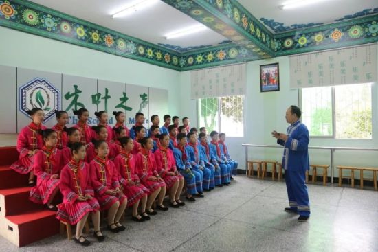 图为张麒麟在《木叶之声》工作室教学。武隆区教委供图 图为张麒麟在《木叶之声》工作室教学。武隆区教委供图