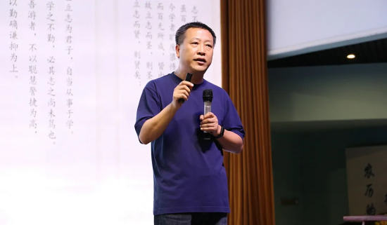 图为重庆南明新学道学校校长魏智渊致辞。重庆电视台《教育新视界》栏目 供图 图为重庆南明新学道学校校长魏智渊致辞。重庆电视台《教育新视界》栏目 供图
